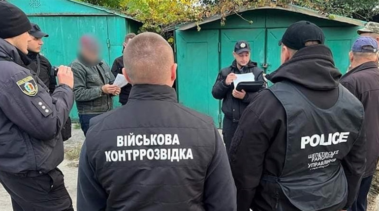 У Славуті засудили чоловіка, який займався нелегальною переробкою та продажем зброї
