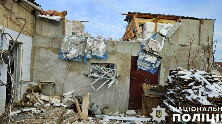 На Херсонщині російські терористи обстріляли житлові будинки, підприємство та цвинтар