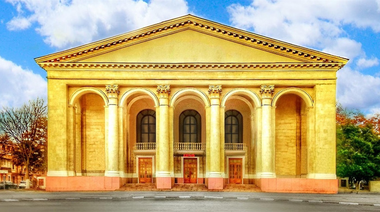 В херсонському драмтеатрі росіяни облаштували склад боєприпасів