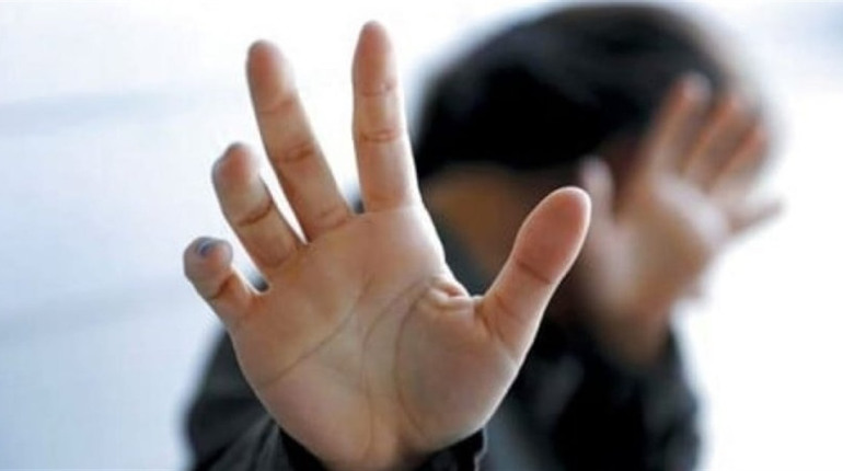 Не матиме підвищень на службі і даватиме 10% зарплати: у Бориславі судили чоловіка, що побив дружину