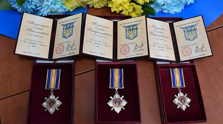 У Старокостянтинівській громаді передали державні нагороди родинам полеглих Героїв
