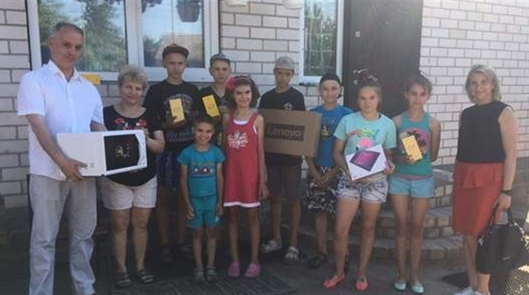 Багатодітна родина з Мени отримала подарунки від дружини президента
