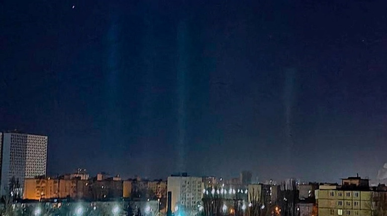 Світлові стовпи над Україною. Що це таке?