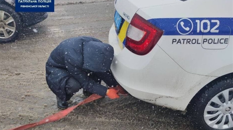 Сарненські патрульні взяли маршрутку на буксир