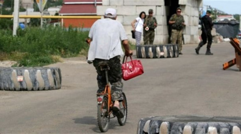 Цивільні зможуть перебувати у п'ятикілометровій зоні лише за наявності перепусток, - Володимир Артюх