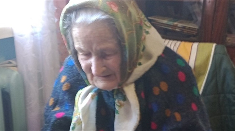 На Корюківщині жінка з села Жукля допомагає військовим у свої 93 роки