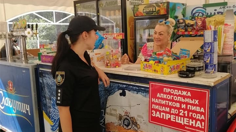 Хто продає алкоголь та цигарки підліткам