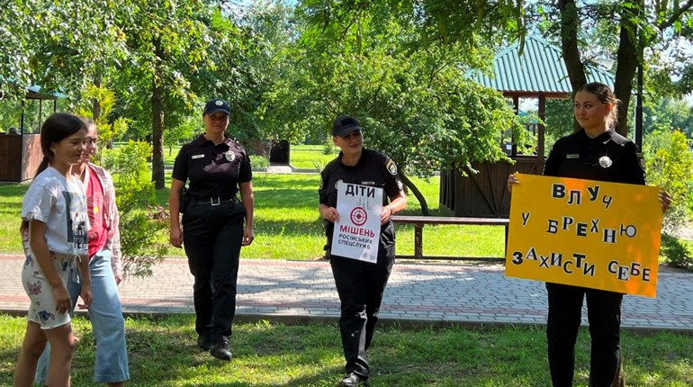 «Не стань зброєю у руках ворога»: у Нетішині поліцейські навчали протидіяти загрозам вербуванння