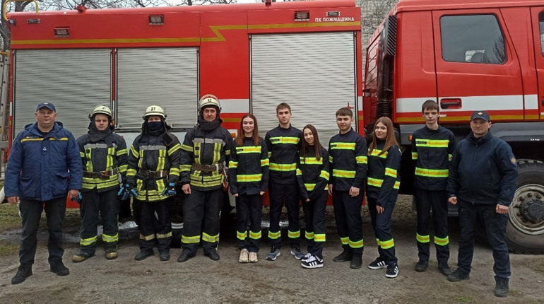 Юні рятувальники Переяславської гімназії допомогли ДСНС ліквідувати пожежу в закладі