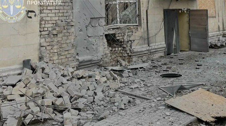 Російські терористи атакували Херсон: поцілили по території медзакладу та зупинці транспорту (ФОТО)