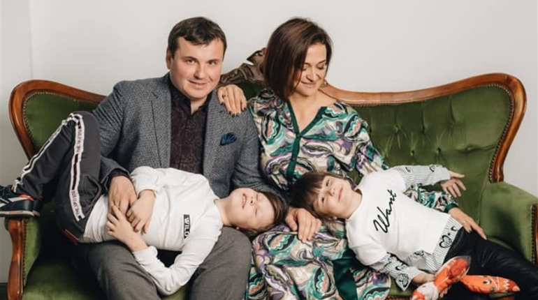 Юрій Гусєв святкує 10 років весілля з дружиною Ольгою. Ми зібрали родинні фото пари