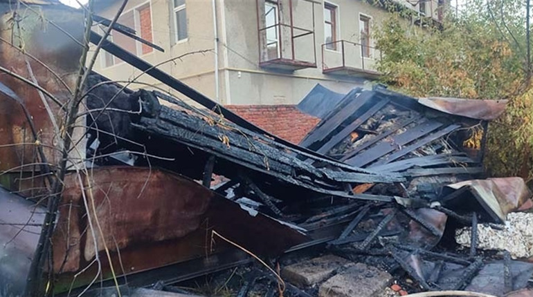 У Чорткові в металевому вагончику згоріла людина