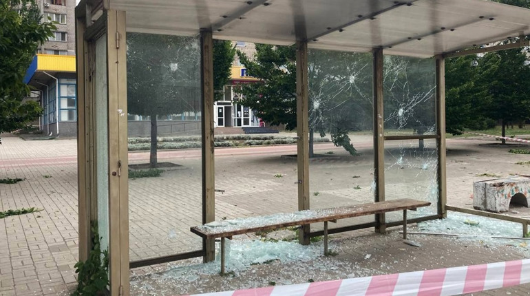 Російські касетні снаряди влучили в зупинку транспорту у Миколаєві: є загиблі та поранені. Оновлено