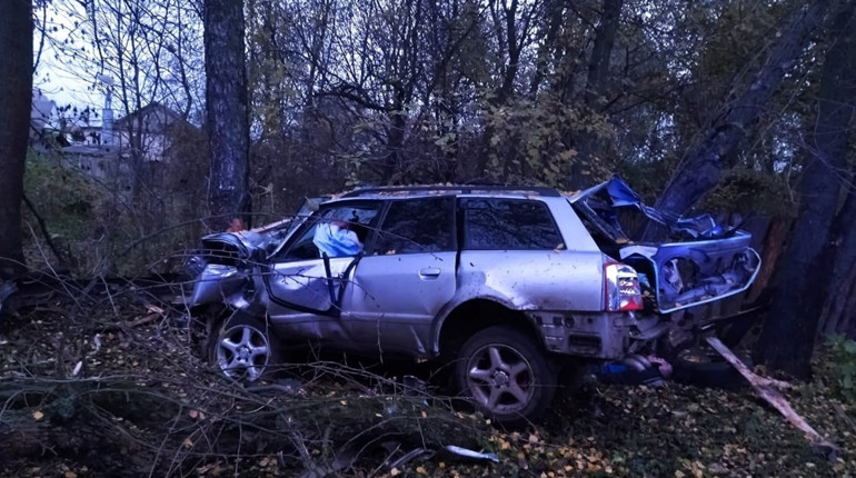 Суд виніс вирок глухівчанину по ДТП на Покровській. Тоді авто з чотирма людьми врізалося в дерево