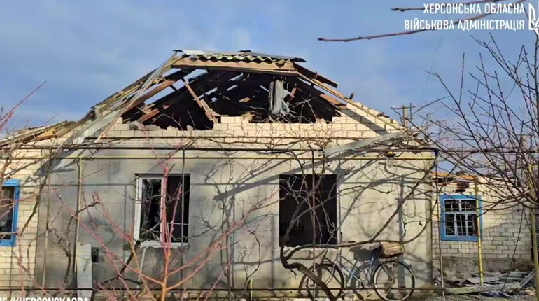 На Херсонщині армія рф завдала ударів по житловим будинкам, автівкам та соціальній інфраструктурі