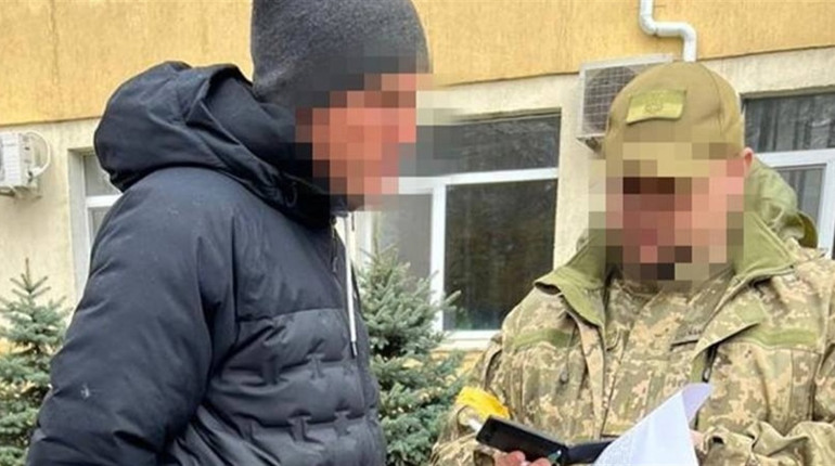 Допомагав окупантам тікати з міста: У Херсоні затримали ще одного зрадника