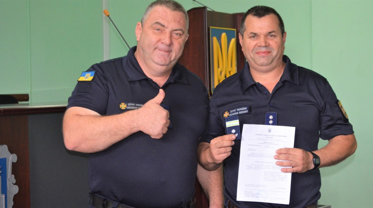 Подяки, подарунки та присвоєння чергових спеціальних звань: у Біляївці вітали рятувальників