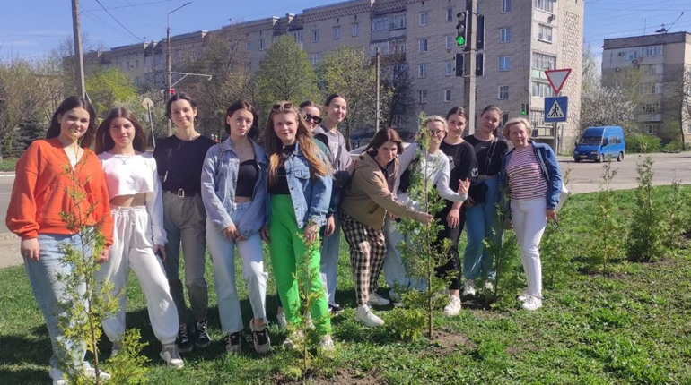 Випускники Глухова продовжують озеленяти місто на знак незламності