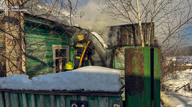 Вогнеборці Шостки ліквідували масштабне займання приватного сектору: є жертви