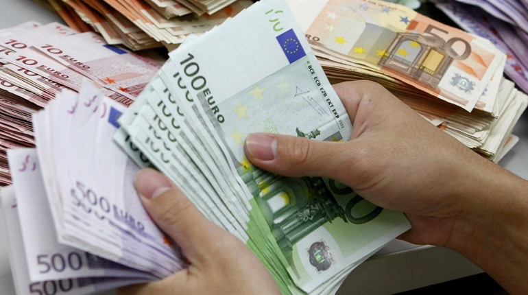 Курс валют наприкінці липня: чи буде долар по 45 гривень і чому експерти не радять продавати євро