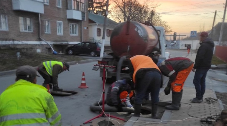 Звягельські комунальники усували аварійні витоки води та прочищали каналізаційні мережі
