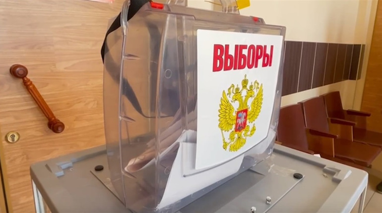 Окупанти під час “голосування” вручають повістки