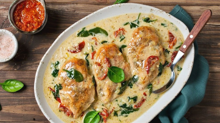 Рецепт дня: курячі стегна у вершковому соусі з грибами