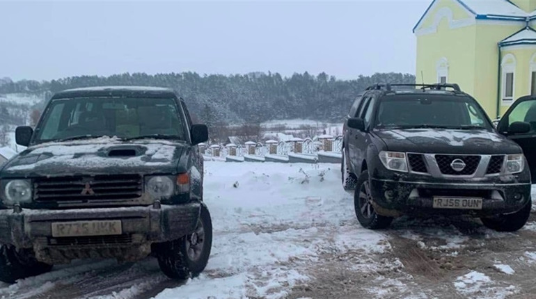 Громада з Кременеччини подарувала захисникам автомобілі