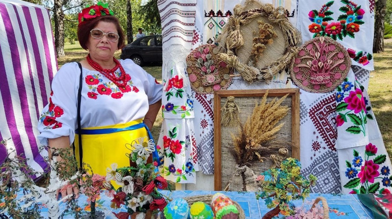 “Шиємо, малюємо, плетемо, ліпимо, вирізаємо”, – майстриня з Казарні розповіла про свої захоплення