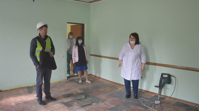У Сватовому у багатопрофільній лікарні ремонтують приймальне відділення: що вже зробили