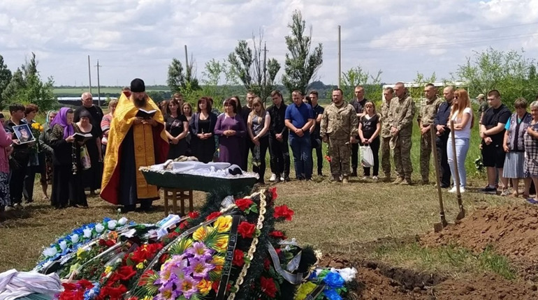 У Покровській громаді в останню путь провели 21-річного захисника України Максима Рубана