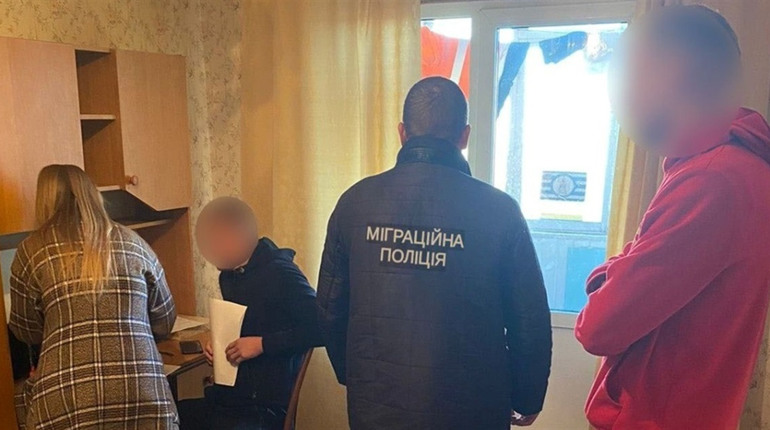 Поліція Білопілля викрила чоловіків, які підробили документи, щоб виїхати за кордон "на навчання"