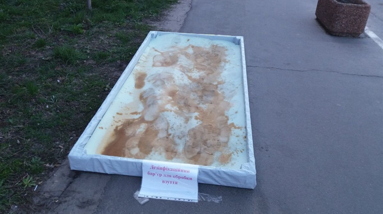 У Сватовому на вулицях встановили бар’єри для дезінфекції взуття. Як це допоможе вберегтися