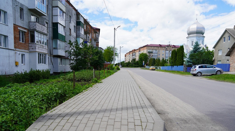 У Городку облаштували тротуар коштом Компанії «Контінентал» і готують благоустрій ще одного двору