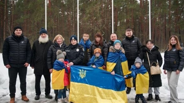 Мати востаннє бачила їх ще немовлятами: з ТОТ Херсонщини врятували ще одну групу дітей