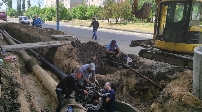 Заміна трубопроводу на вул. Дружби Народів, хоч і не спішно, але триває. У чому причини затримки?