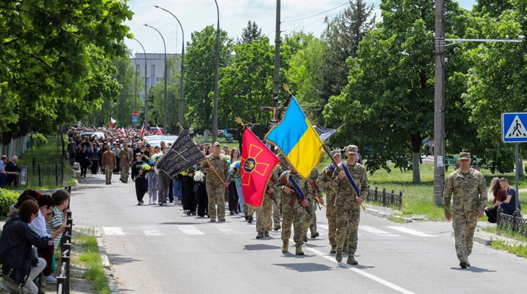 Остання дорога Героя: Нетішин провів у вічність Романа Шатковського