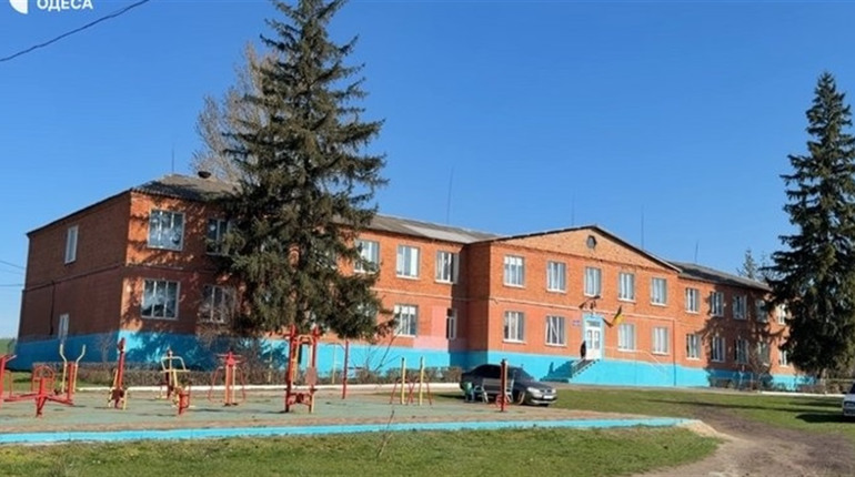 Вчителі на Одещині власноруч ремонтували житло для ВПО, щоб врятувати школу від закриття