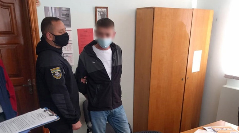 Пропонували 200$ та 10 000 грн. За спробу підкупу поліції судитимуть двох мешканців Хмельниччини