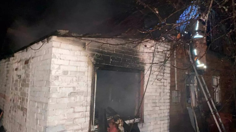 Вогнеборці врятували жінку та чоловіка із задимленого будинку по провулку Лозовому (ВІДЕО)