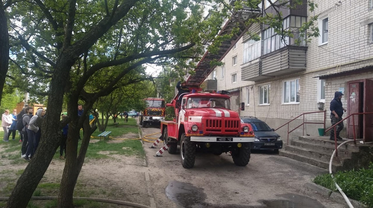 У Сарнах горів балкон: власників квартири врятували