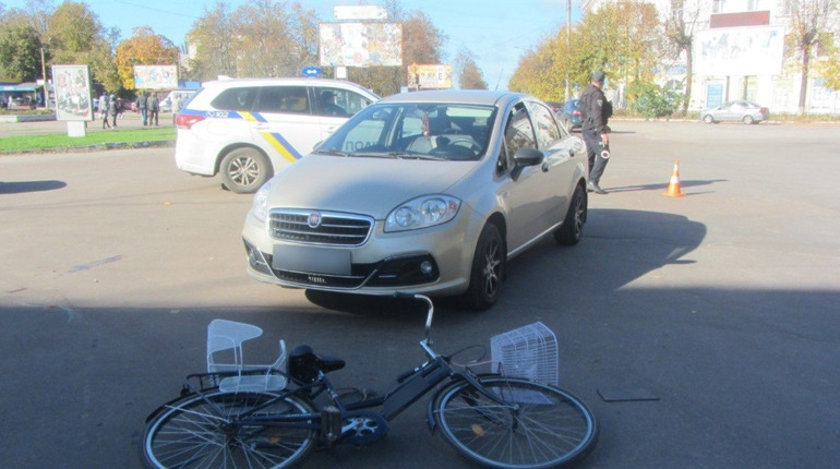 Автомобіль наїхав на перехресті у Шостці на велосипедистку з дитиною