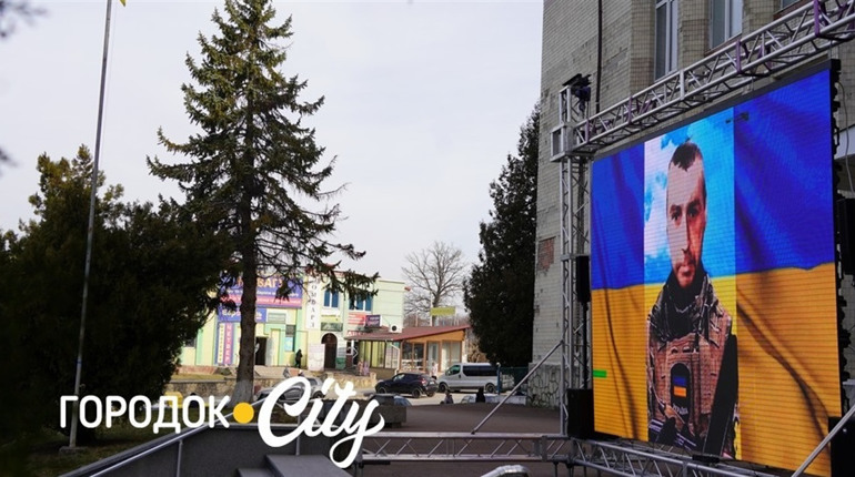 Городок вшанував Віктора Глєбова: у річницю загибелі захисника транслювали відеоспомин
