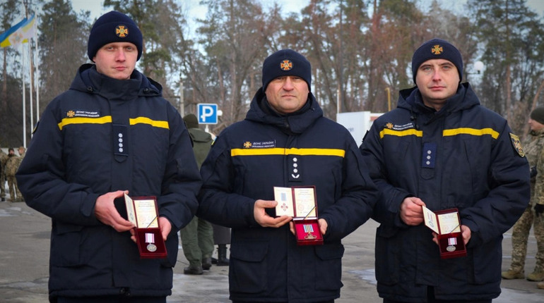 Уманські рятувальники отримали медалі в День Збройних Сил України