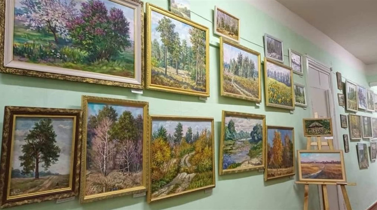 У Воронізькій бібліотеці відкрилась виставка картин "Намальованих серцем"
