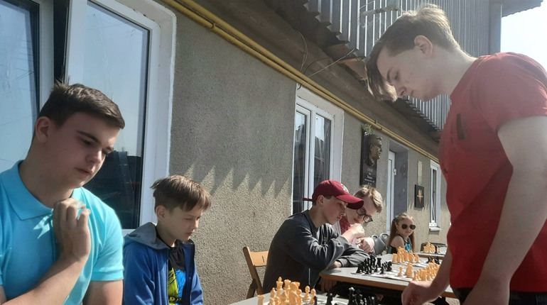 25 партій за 2 години зіграв з калушанами чемпіон Європи з шахів Валентин Прокоф’єв
