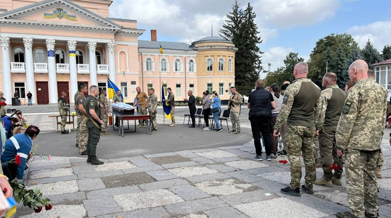 Повернувся «на щиті»: у Первомайську попрощалися з підполковником Ігорем Грибом