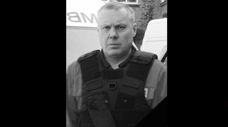 Загинув, рятуючи життя побратимів: дружині військового медика вручили орден