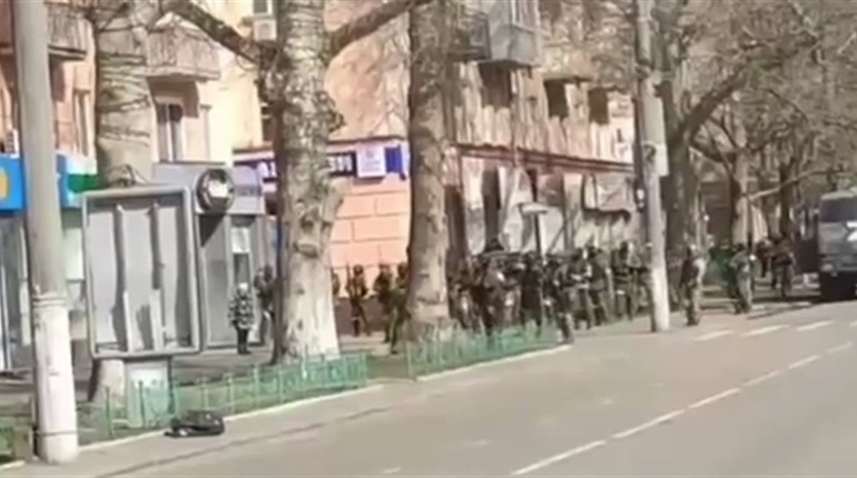 В Херсоні рашисти кинули в мирних людей гранату та викрали жінку, що вела стрім
