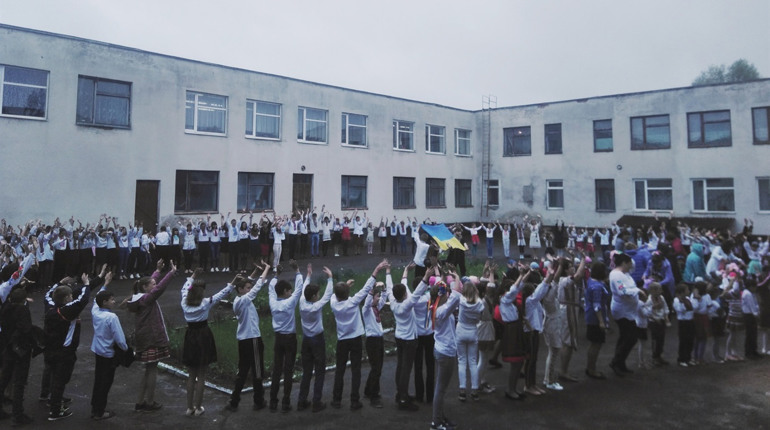 У Городці з нагоди відзначення Дня вишиванки учні і працівники школи провели танцювальний флешмоб